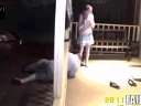 (搞笑)恶搞美女自己却先悲催了