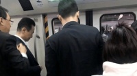王健林乘地铁网友炸锅