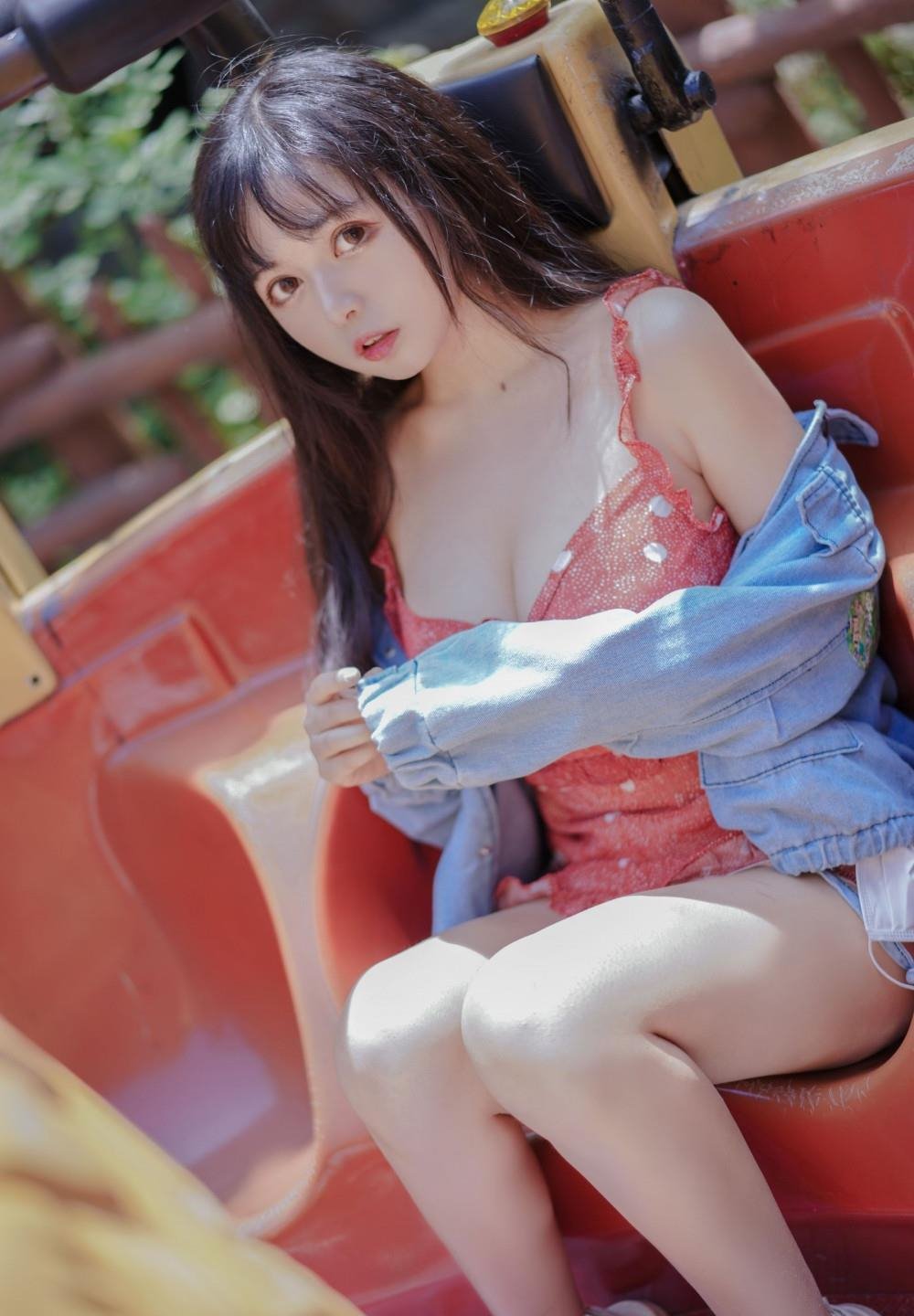 �fŮ��